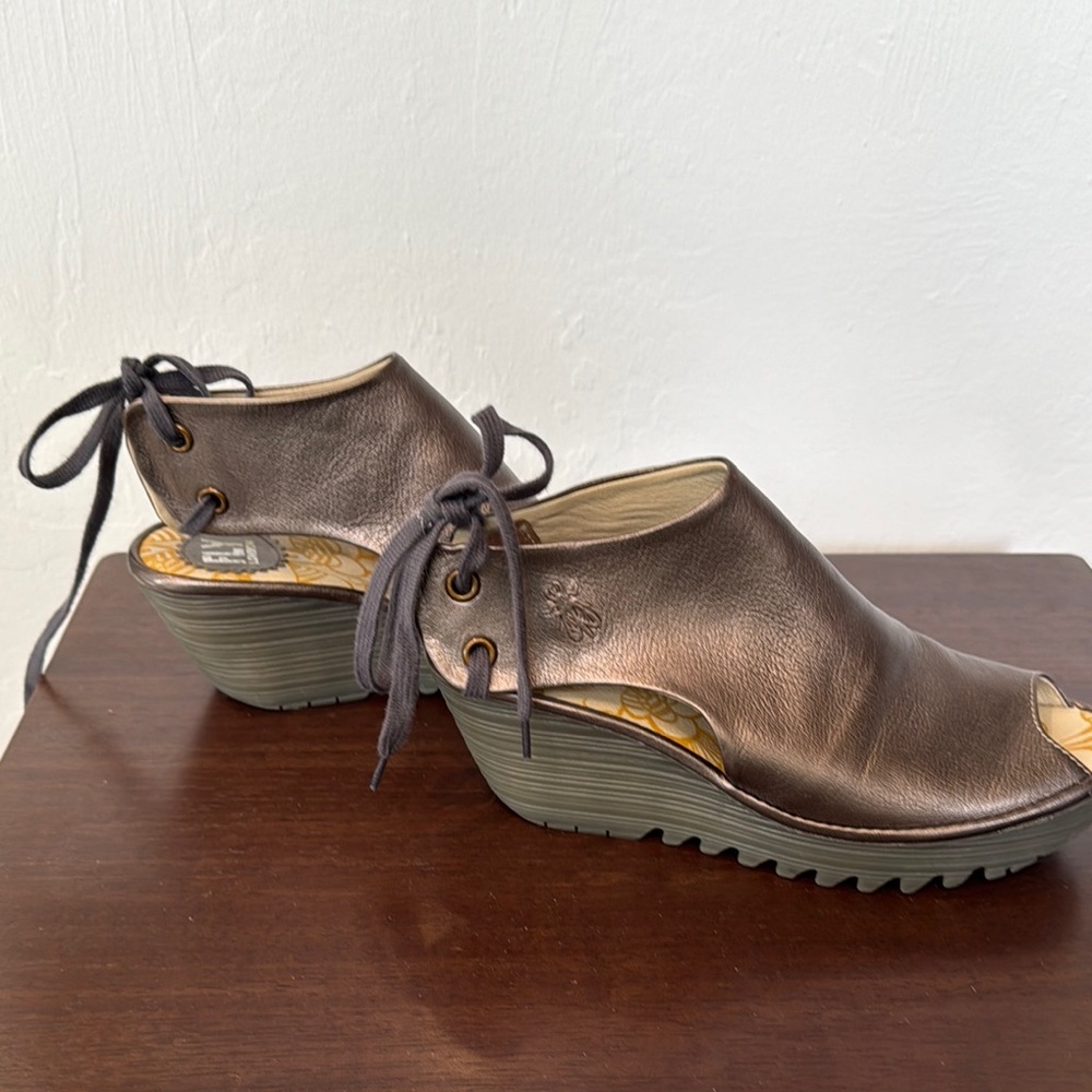 FLY London Women's Yuzu800fly Wedge Sandal, size 37 - metallic bronze